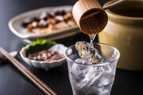 米焼酎の飲み方は、和風のおつまみと一緒に
