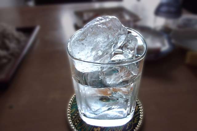 1903年創業の猿川伊豆酒造は、通常の蒸留装置に加え、独自の蒸留を行う「猿川(サルコー)式蒸留機」でも蒸留を行っています。代表銘柄の「猿川(サルコー)」は、酒蔵内を横切る清流の呼称からとったそう。伝統的な麹室(むろ)甕仕込みで造られた焼酎は、甘く柔らかな麦こがしの香りが漂い、スッキリした味わいです。飲みやすい焼酎なので、初心者の人もロックで味わってみるのもいいでしょう。