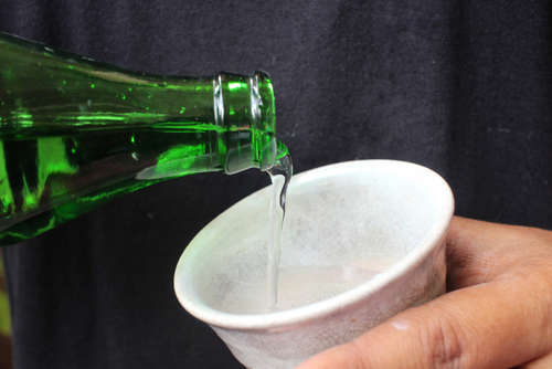 重家酒造では、原料となる米や麦は壱岐産のものを90%以上使い、それ以外でも長崎産のものを使って地産の原料にこだわった焼酎造りをしています。 壱岐の言葉で「仲間」や「親友」を表す名のついた銘柄「ちんぐ」。日韓のかけ橋を願い、重家酒造とちんぐ(仲間、親友)が集まりプロデュースした焼酎だそうです。強めの麦の香り、米麹によるやわらかな甘みのバランスがよく、食中酒としてたのしむことができます。