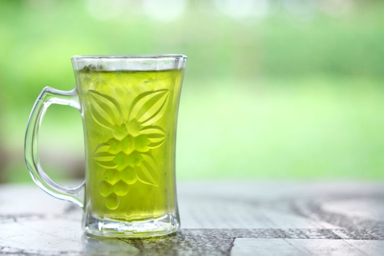 緑茶ハイが人気! その魅力やおいしく作る方法とは?
