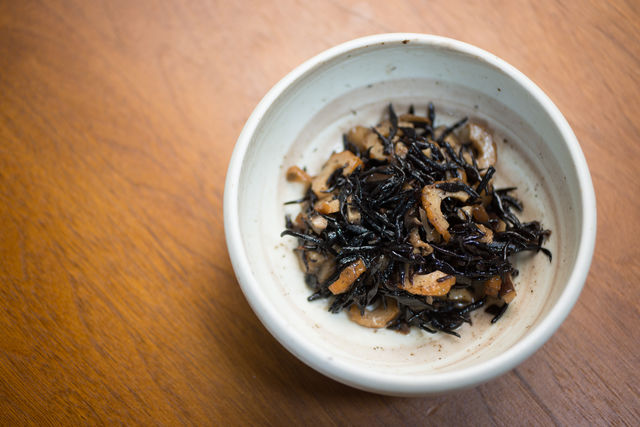 突き出しは料理が出てくる前に提供される副菜