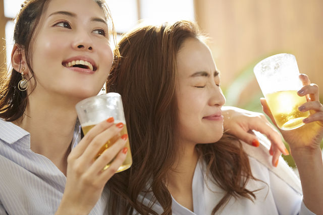 ビールを飲む女性
