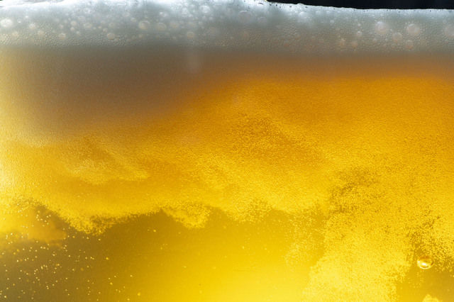 黄金色をした普通のビール