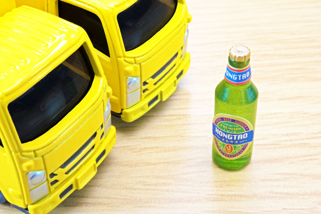 ミニチュアトラックとビール瓶