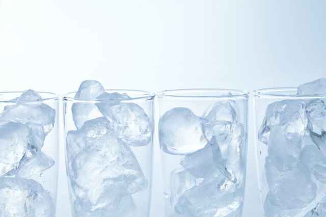 グラスと市販の氷