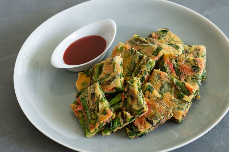 「ニラと桜えびのチヂミ」は、もっちり食感がおいしいおつまみ