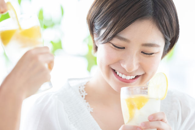 レモンサワーを飲む若者