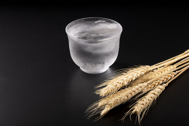 麦を原料に造る麦焼酎