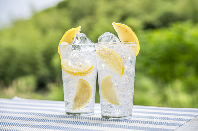 テラスのテーブルの上に並ぶレモンサワー