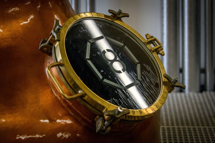 「エイトドアーズ」オーダーメイドの蒸溜釜とカスク