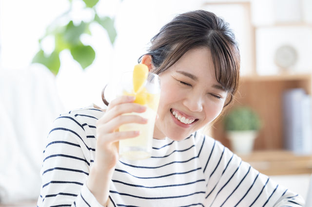 レモンサワーを飲む女性