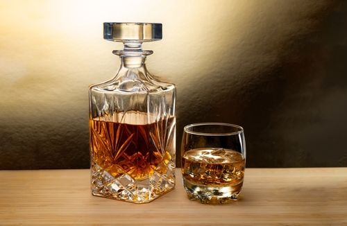 ウイスキーは立てて保管