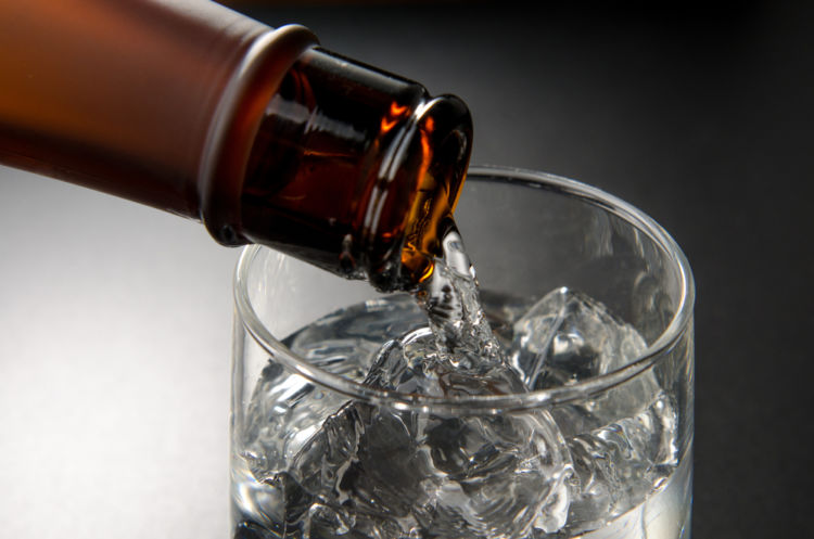 日本酒ロックの魅力とは? おいしい理由やロックに向いている日本酒の種類、おすすめの銘柄などを紹介