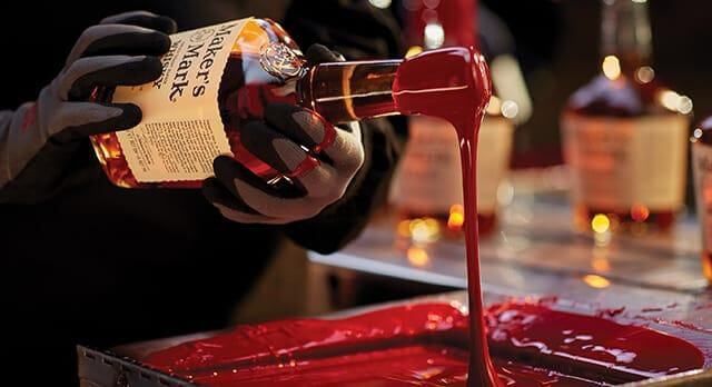 メーカーズマークのキャップの赤い封蝋は手作業でつけられる