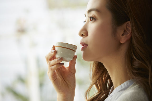 焼酎の香りをたのしむ女性