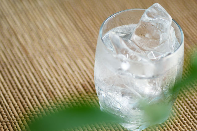 市販の氷を入れたグラス