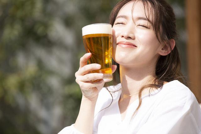 ビールを飲む女性