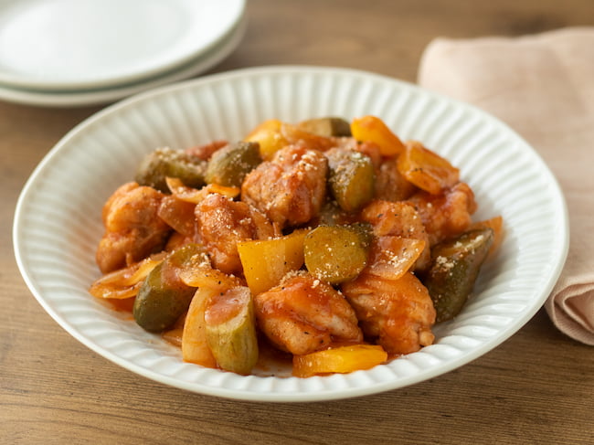 ごはんが進む!「鶏肉とガーキンスの甘酢炒め」