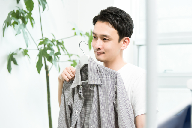 服を選ぶ若い男性