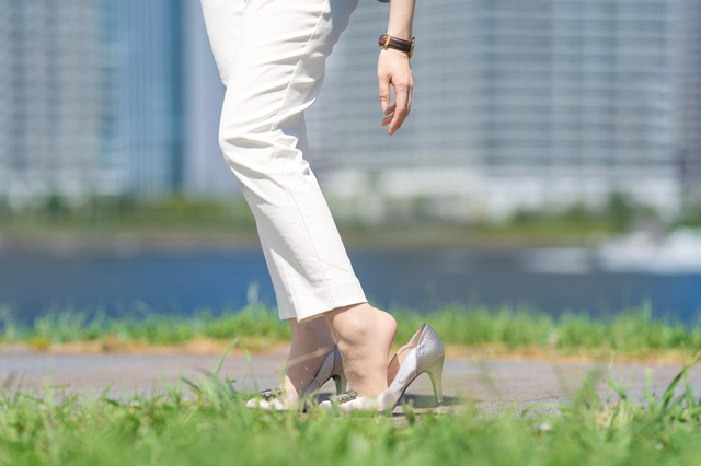 ビアガーデンにヒールの高い靴は不向き?