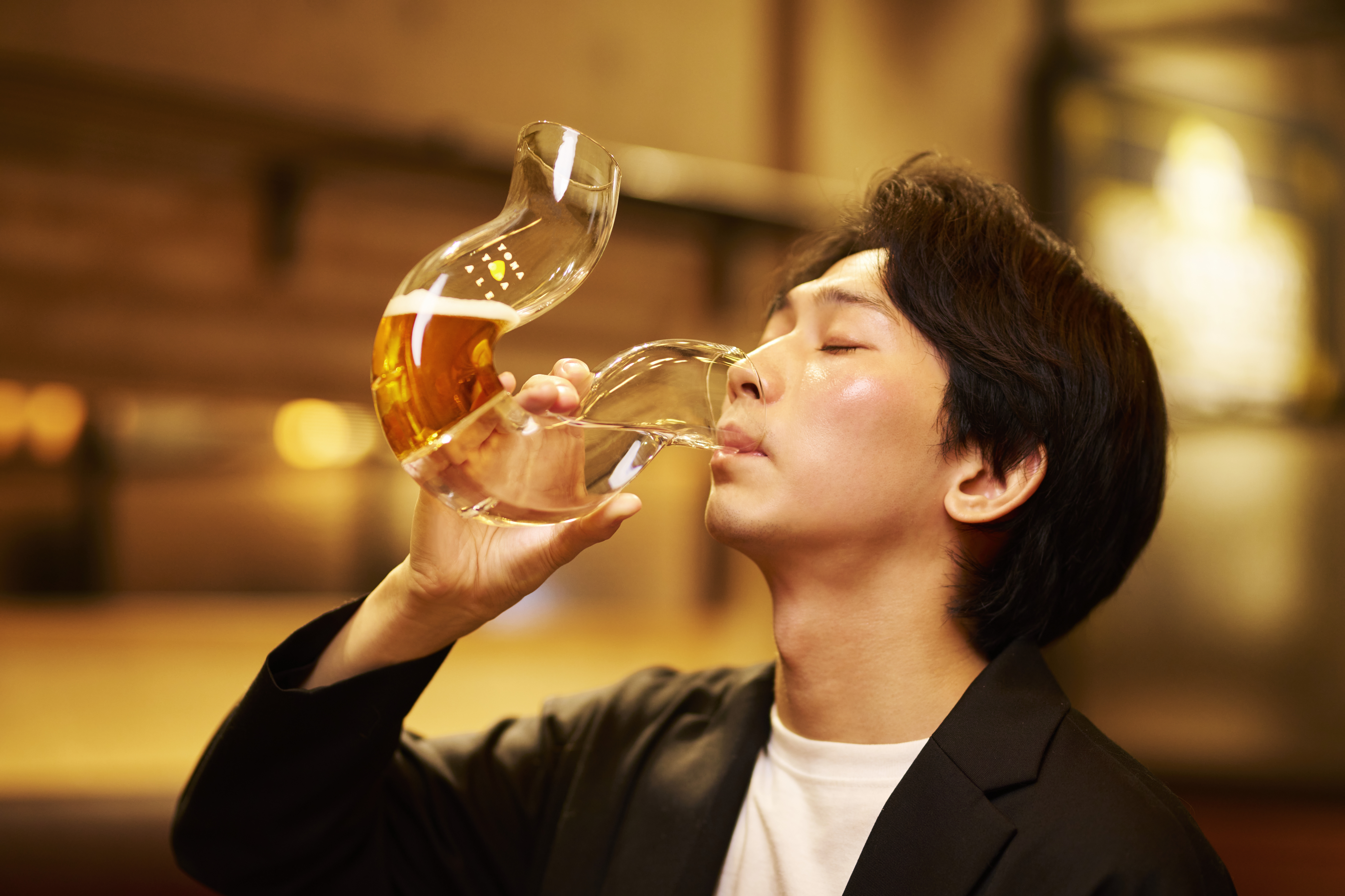 お酒と水を一緒にたのしむために生まれた「ふらつくビアグラス」