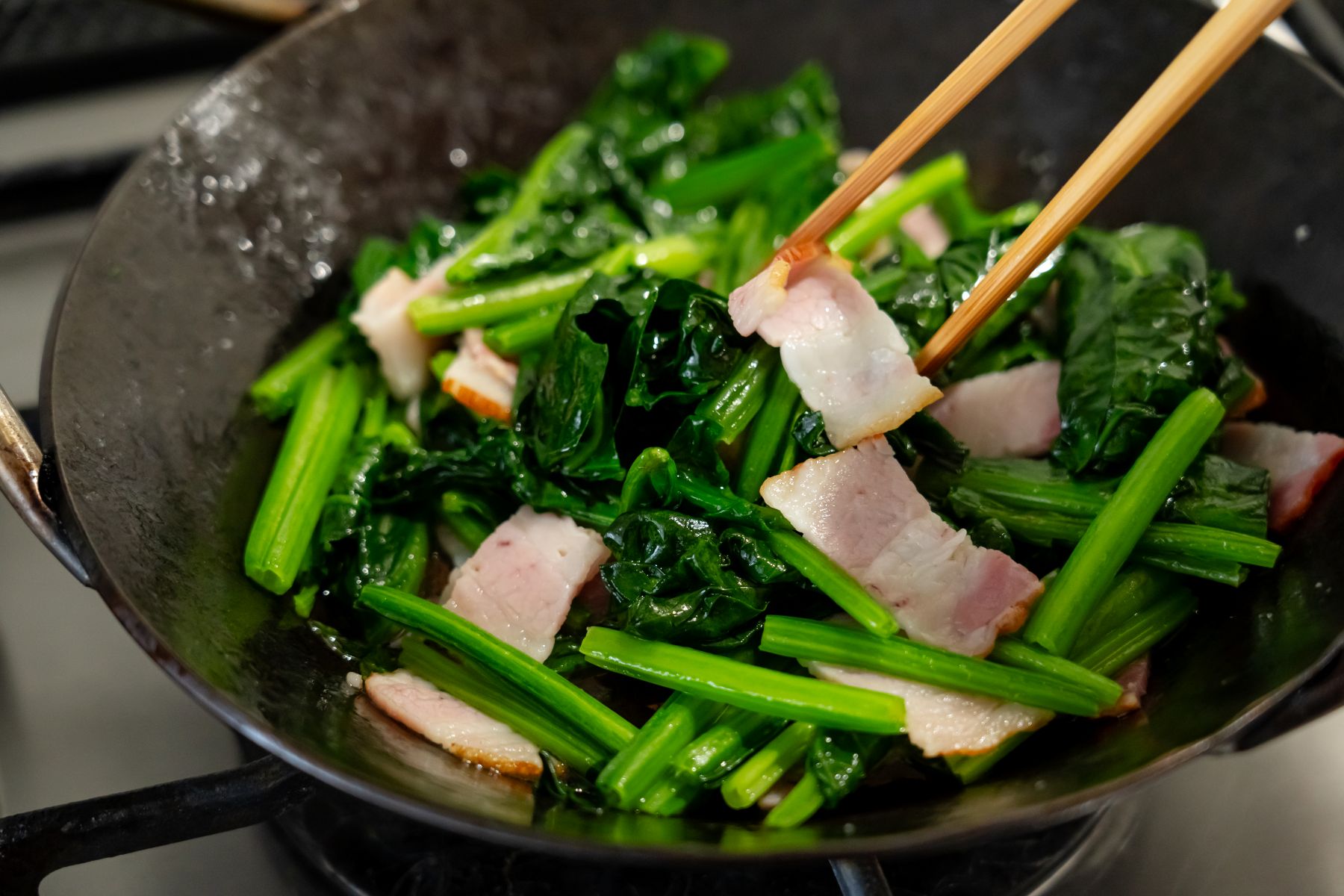 ほうれん草と半熟卵のシーザーサラダ風ソテーの材料と作り方