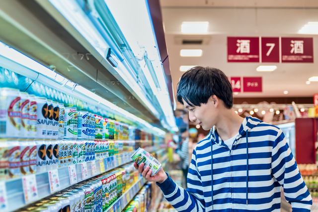 スーパーでRTDを選ぶ若い男性