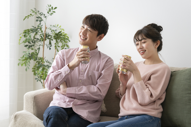 缶チューハイで部屋飲みするカップル