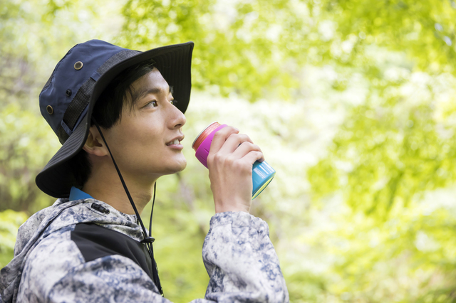 アウトドアでRTDをたのしむ男性