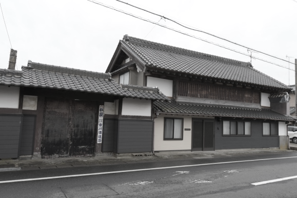 旧古川酒造店の現在の外観（旧街道側）