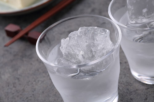 ロックで飲むときはゆったりと。焼酎の味の変化をたのしもう