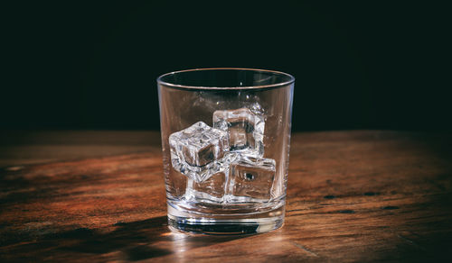 ロックで焼酎を飲む際は氷にこだわりたい