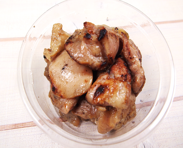 ●紅茶鴨もも炭火焼・・・300円 ひと口サイズの鴨もも肉を炭火で香ばしく焼き上げました。