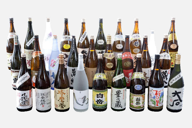 「球磨(くま)焼酎」とは、熊本県南部の人吉市を中心とした球磨地方で作られる米焼酎。広大な平野部、山々からの清らかな水が流れ込む球磨川を持つ人吉盆地を中心に、古くから米作りが盛んに行われてきました。自慢の米を使った焼酎作りが始まったのは、16世紀末。江戸時代、この地を納めていた肥後相良藩が地場産業として米焼酎作りを推奨したことにより、球磨地方は米焼酎の本場へと発展していきました。